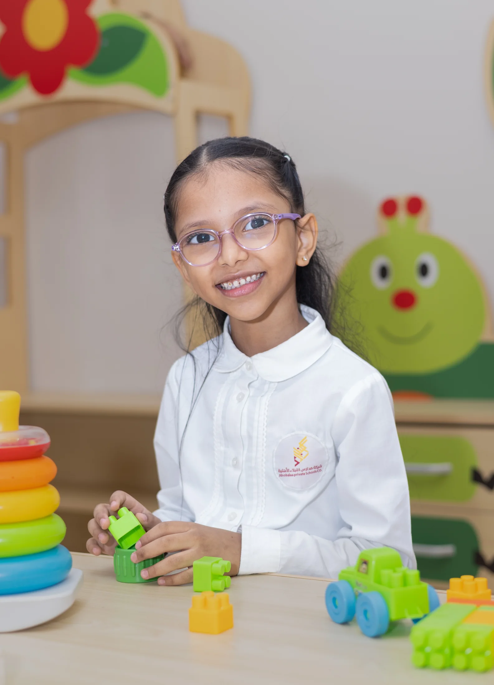 طالبة من مدارس النبلاء في بيئة صفية محفزة